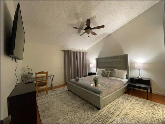 Foto del edificio - 23048 Fall River Rd