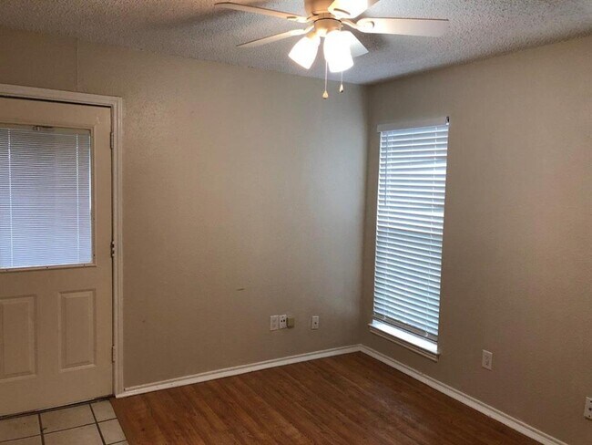 Foto del edificio - 2832 Shady Brook Dr