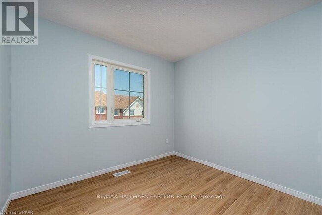 Building Photo - 246-246 Spillsbury Dr