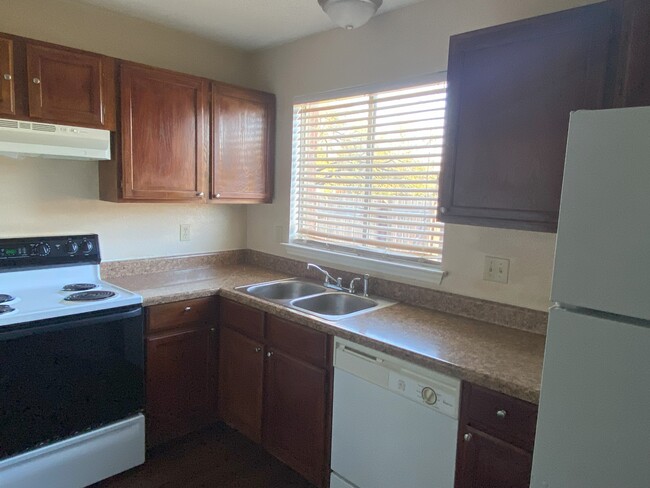 kitchen - 10623 Starcrest Dr