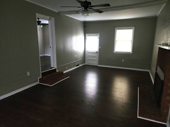 Building Photo - 3 bed 1 bath Brick Racher