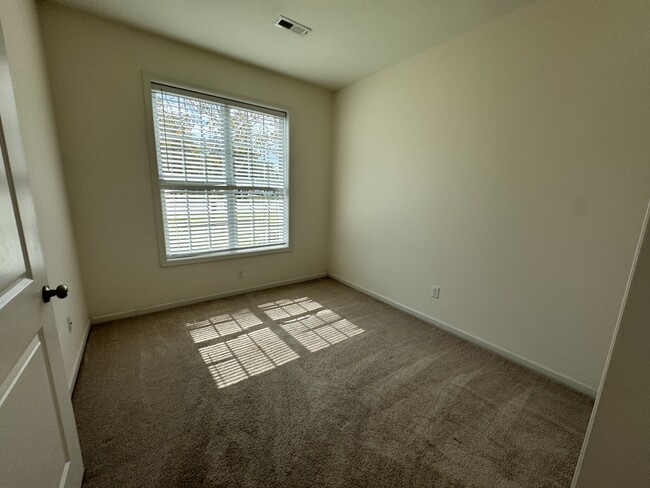 Foto del edificio - 53 Dresser Ln