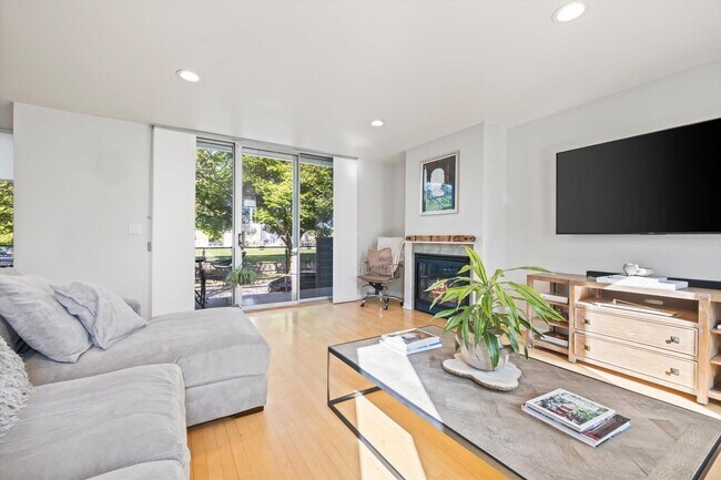 Building Photo - 1929 N Pierce St