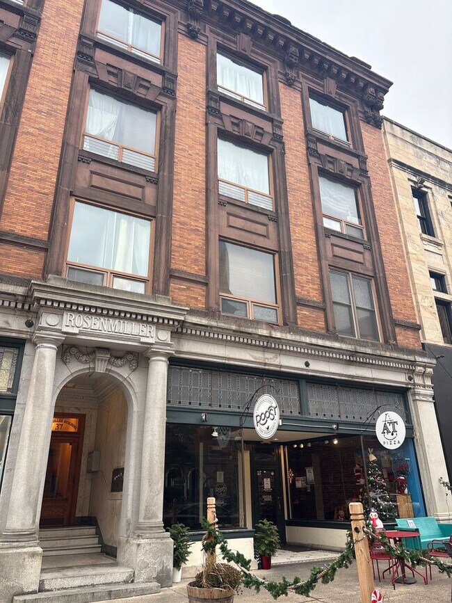 Building Photo - Modern Spacious Studio Apartment in the Rosenmiller Building in Downtown York City!