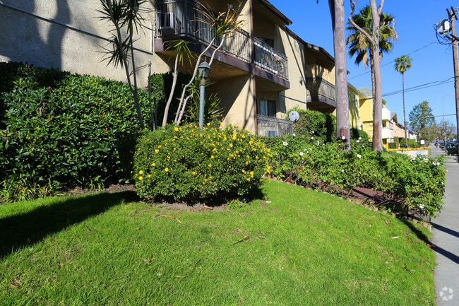 Foto del edificio - 6827 Whitsett Ave