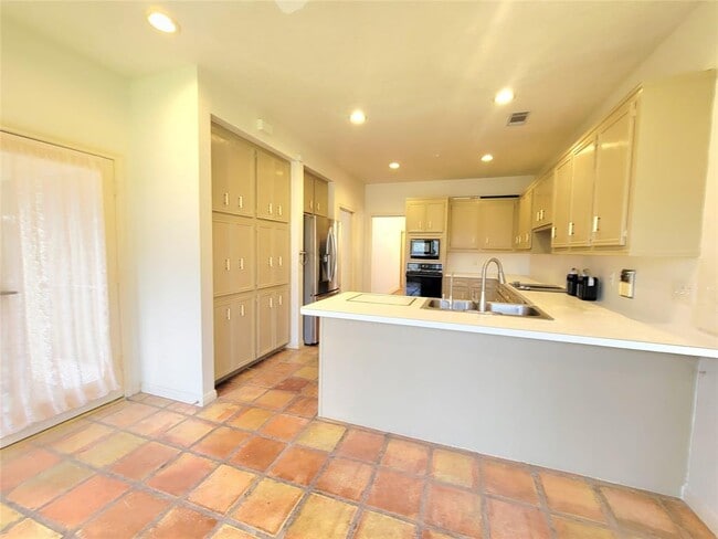 Building Photo - 3315 Country Club Blvd