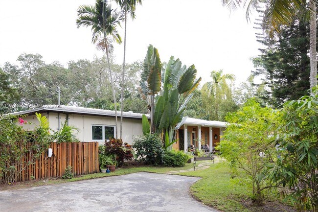 Foto del edificio - 750 NE 120th St