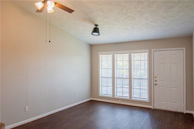 Building Photo - 1902 Woodsman Dr