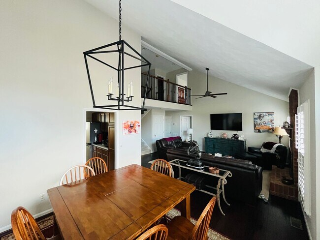 Building Photo - 1018 Chateau Ct N E
