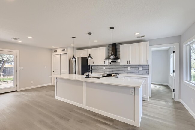 Building Photo - Light & bright University Hills home with ...