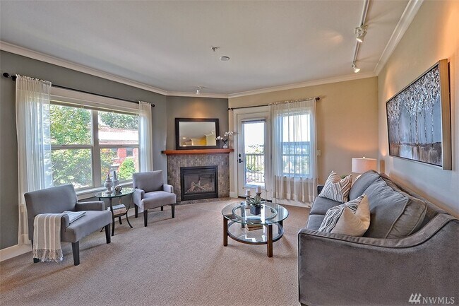 living room - 1000 High St