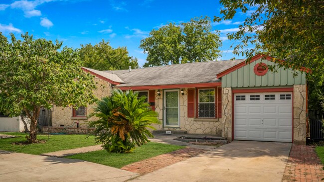 Foto del edificio - 2242 W Magnolia Ave