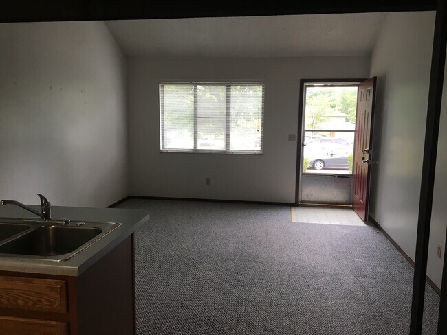 Building Photo - 805 Village Dr