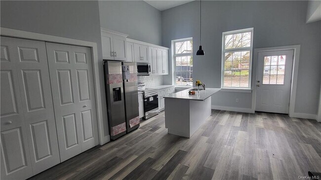 Building Photo - 826 Main St