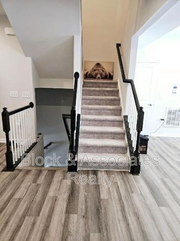 Foto del edificio - 1327 Channing Park Cir