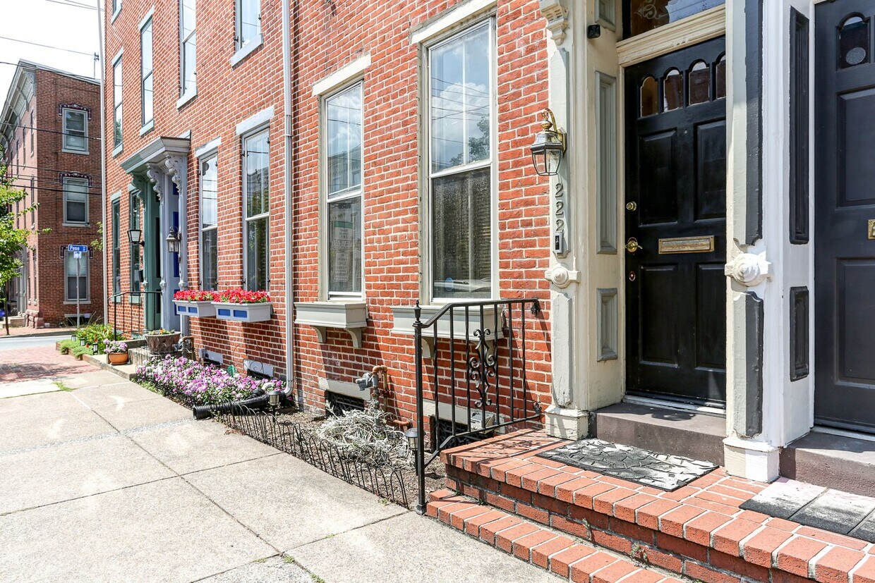 Primary Photo - Charming 4 Bedroom on Cumberland St