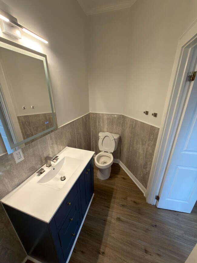 Dormitorio junior con baño privado y ducha - 302 N Sumner St