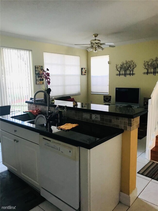 Foto del edificio - 4 br, 2.5 bath Townhome - 18753 SW 27th St
