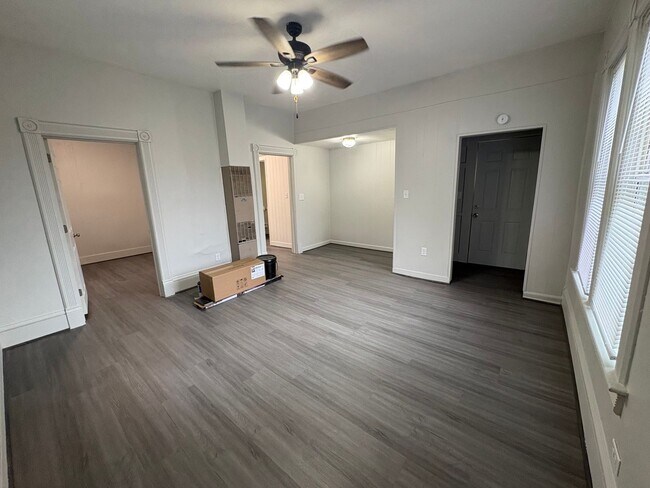 Foto del edificio - 545 Balcom St