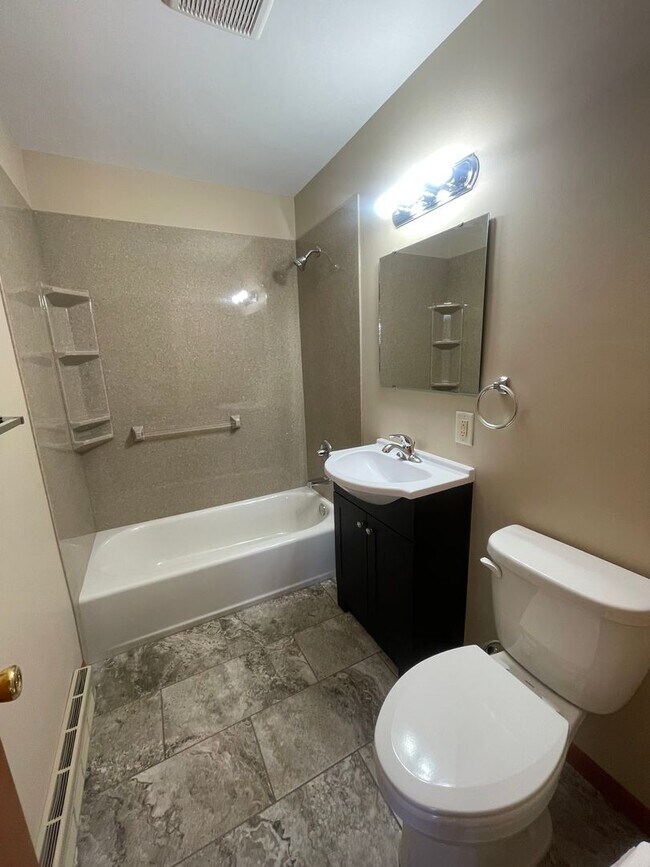 Building Photo - 2 Bedroom, 1 Bathroom House