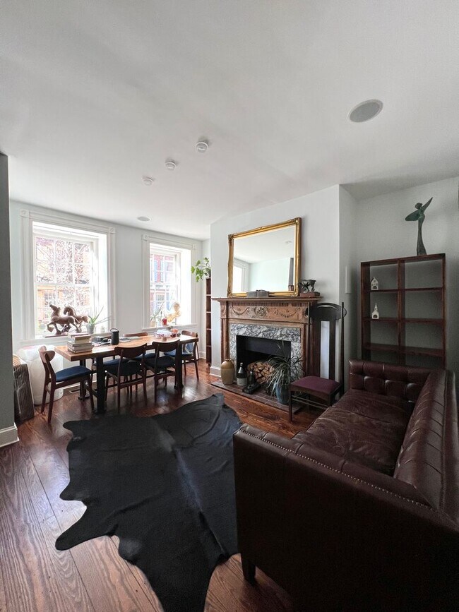 Foto del edificio - Gorgeous 4 Bed / 2.5 Bath Townhouse in Soc...