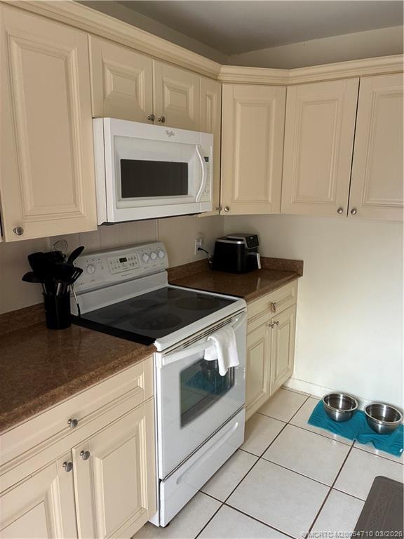 Building Photo - 2992 SW Sunset Trace Cir