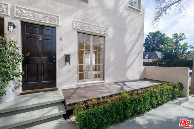 Building Photo - 152 S Roxbury Dr