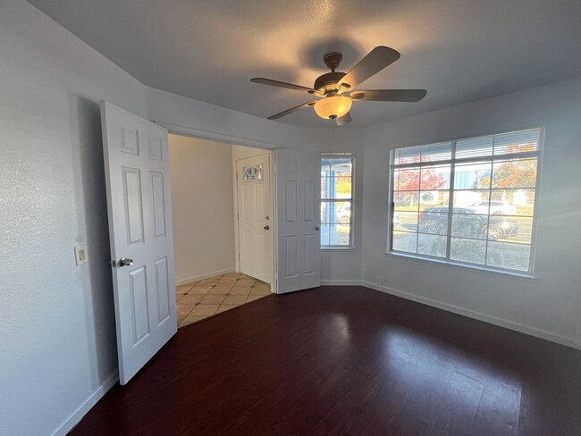 Building Photo - Charming Elk Grove 3bd/2ba House with 2 Ca...