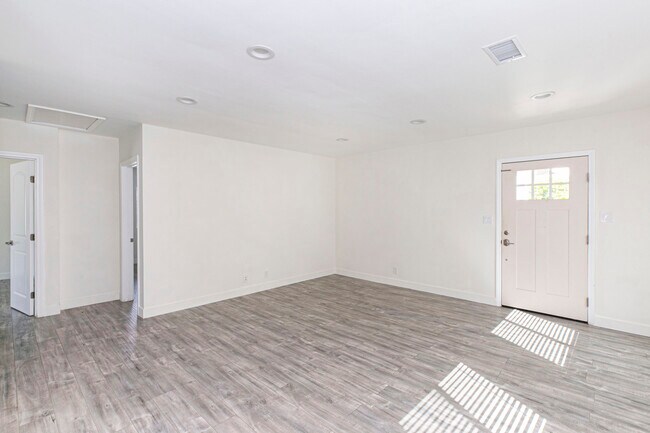 Building Photo - 13936 Vanowen St