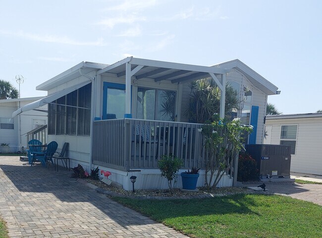 Casa en comunidad para mayores de 55 años con piscina, centro recreativo y rampa para botes. - 1475 Flamingo Dr
