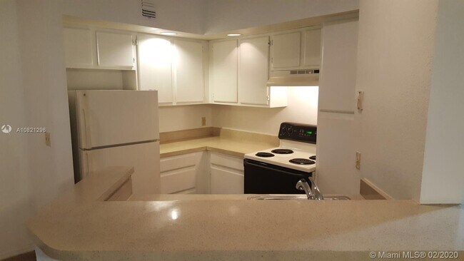 Foto del edificio - 3340 Pinewalk Dr N