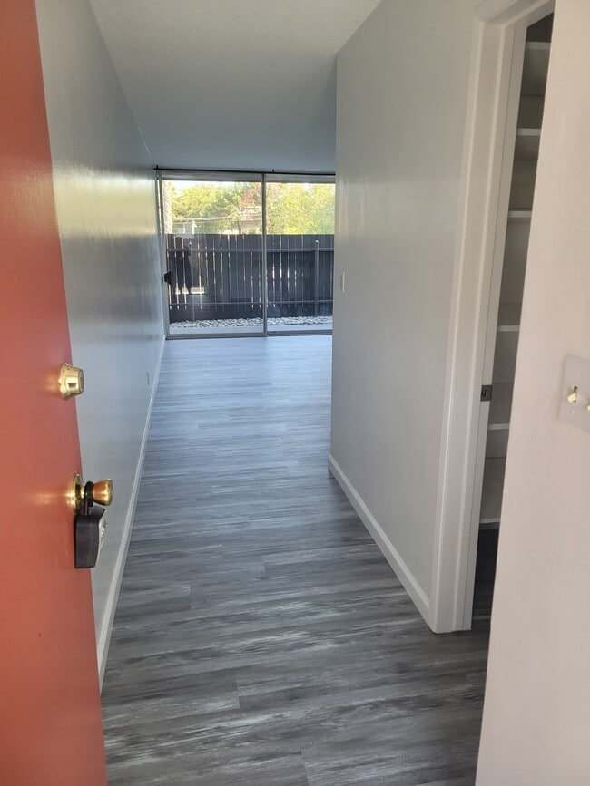 Entryway - 609 De la Vina St