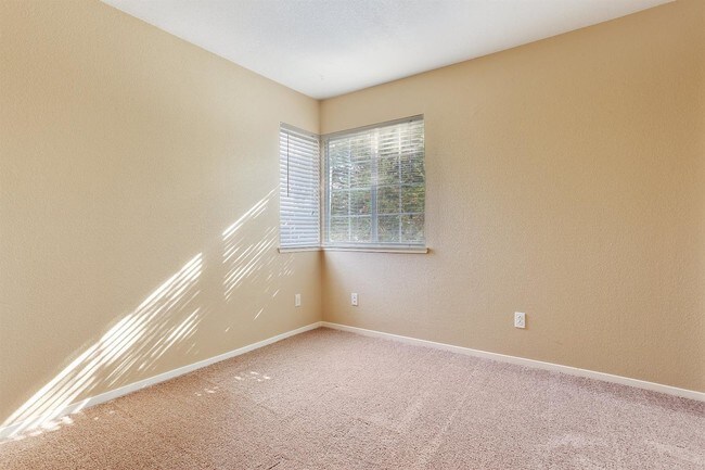 Building Photo - 742 Breezewood Ct