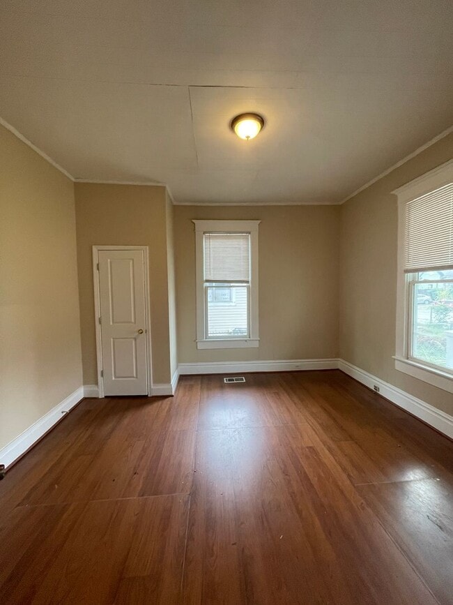 Building Photo - Large floor plan 3/2