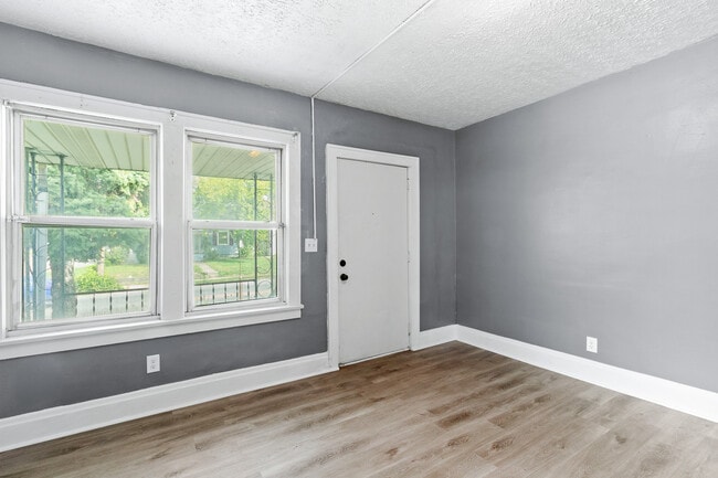 Building Photo - 977 E 17th Ave