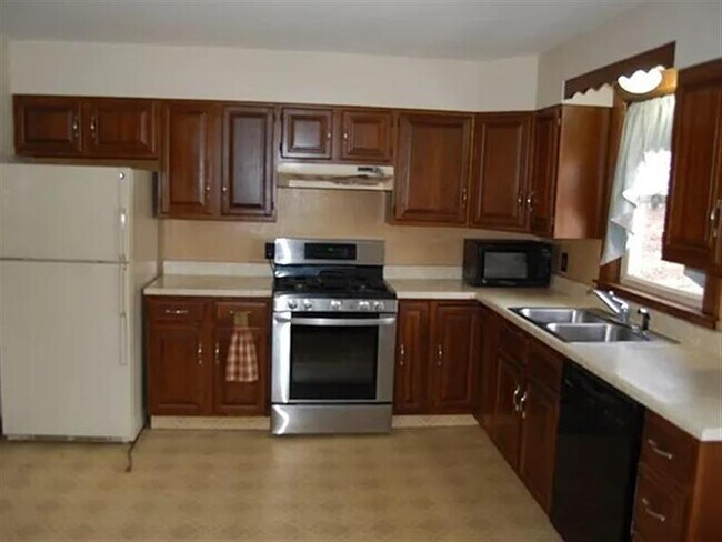 Building Photo - Adorable home for the family