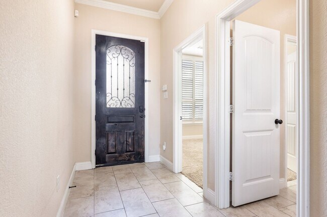 Foto del edificio - Beautiful 5-Bedroom Single Family Home for...