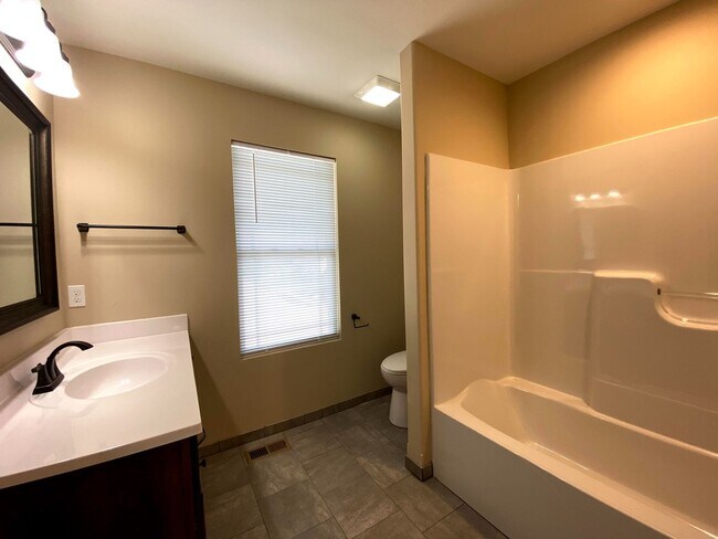 Foto del edificio - Beautiful 3 Bed, 3 Bath Home in Covington ...