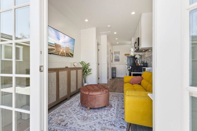 Building Photo - Stunning 1 Bedroom/1 Bathroom in Oceanside!
