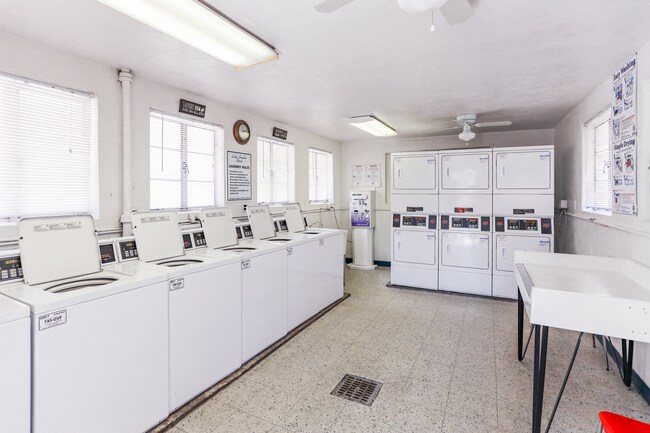 Foto del edificio - Lake Ivanhoe Shores Apartments