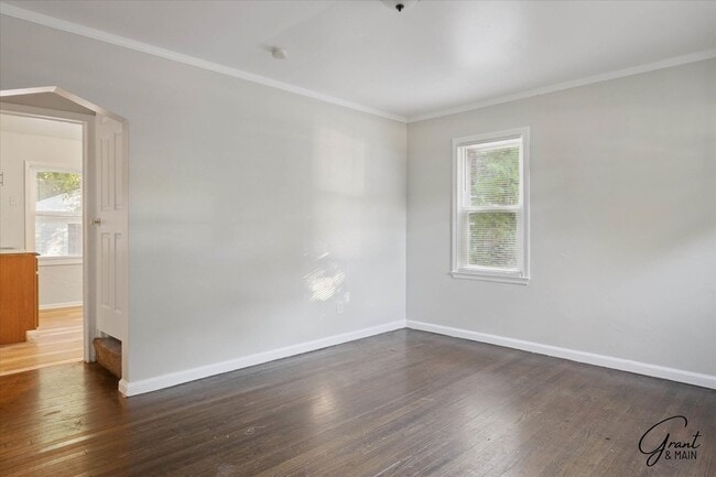 Building Photo - $1,200 -  3 bedroom Bungalow