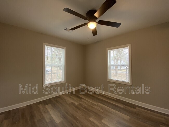 Building Photo - 506 E Elm St
