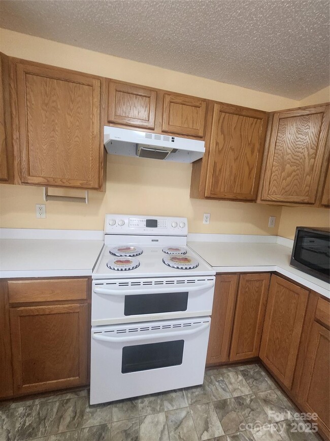 Foto del edificio - 7106 Windsong Way