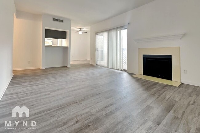 Foto del edificio - 6500 Harbor Town Dr