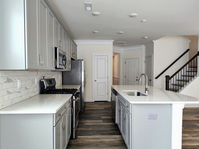 Building Photo - Charming End Unit Townhome located in the ...