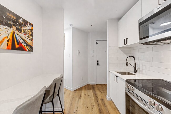 Building Photo - 2060 R. Saint-Denis