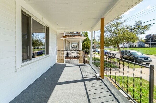 Building Photo - Spacious and Bright 2BD DOWN in Old Brooklyn!