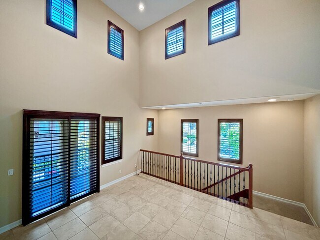 Building Photo - Bright 2BD/2BA Townhouse in Serra Mesa with Balcony, Fireplace & Resort-Style Amenities