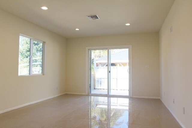 Foto del edificio - Upgraded 4+2.5 in Reseda w/all appliances ...