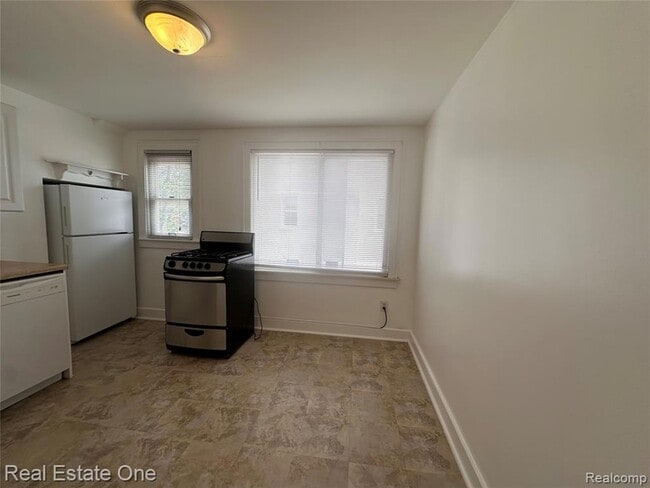 Building Photo - 122 W Houstonia Ave